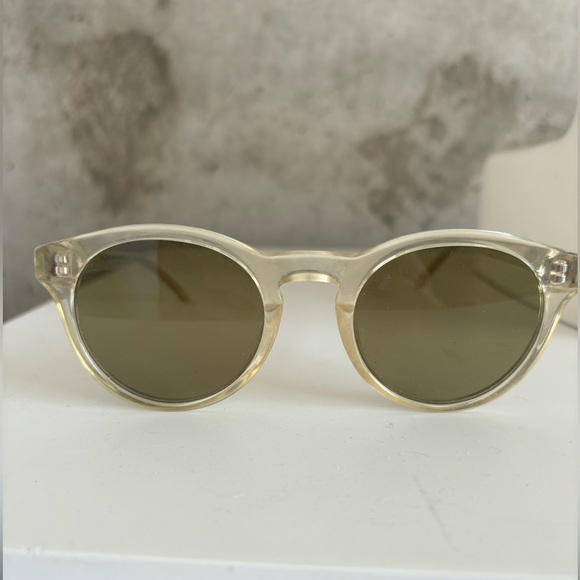 The Shake Appeal in Polarized Crystal - Picture 3 of 5